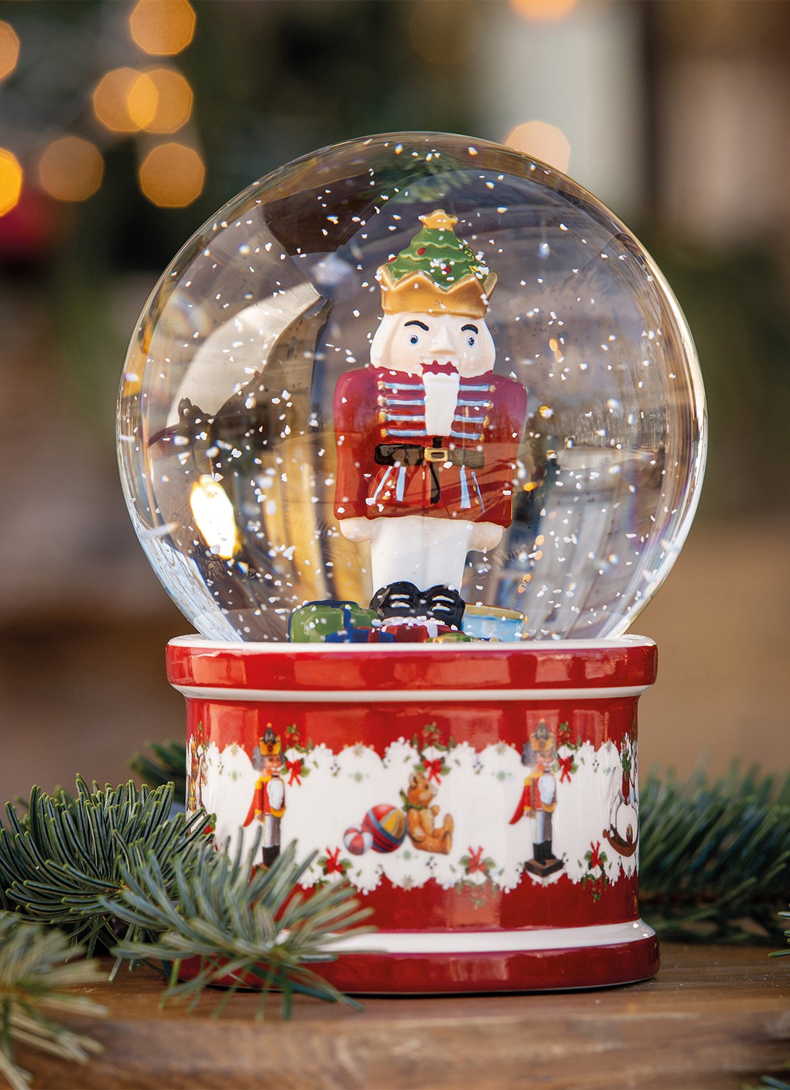 Villeroy & Boch Christmas Toys sneeuwbol 17 cm - voorkant 2 steenrood
