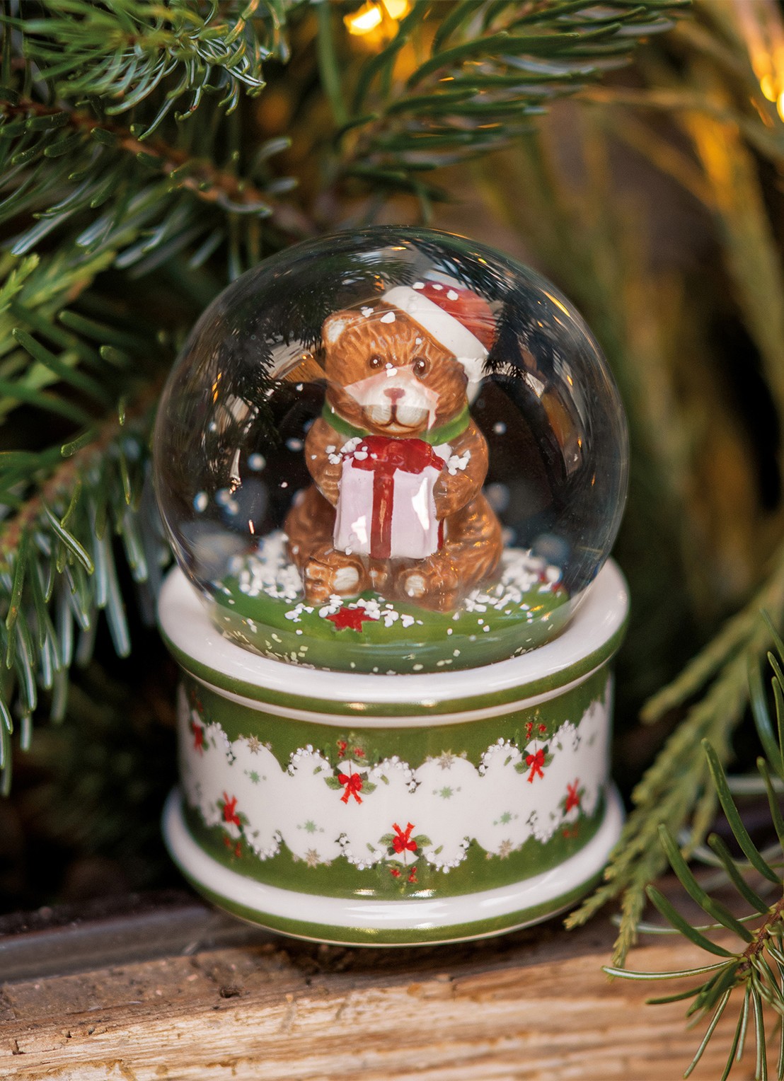 Villeroy & Boch Christmas Toys sneeuwbol 9 cm - voorkant 5 donkergroen