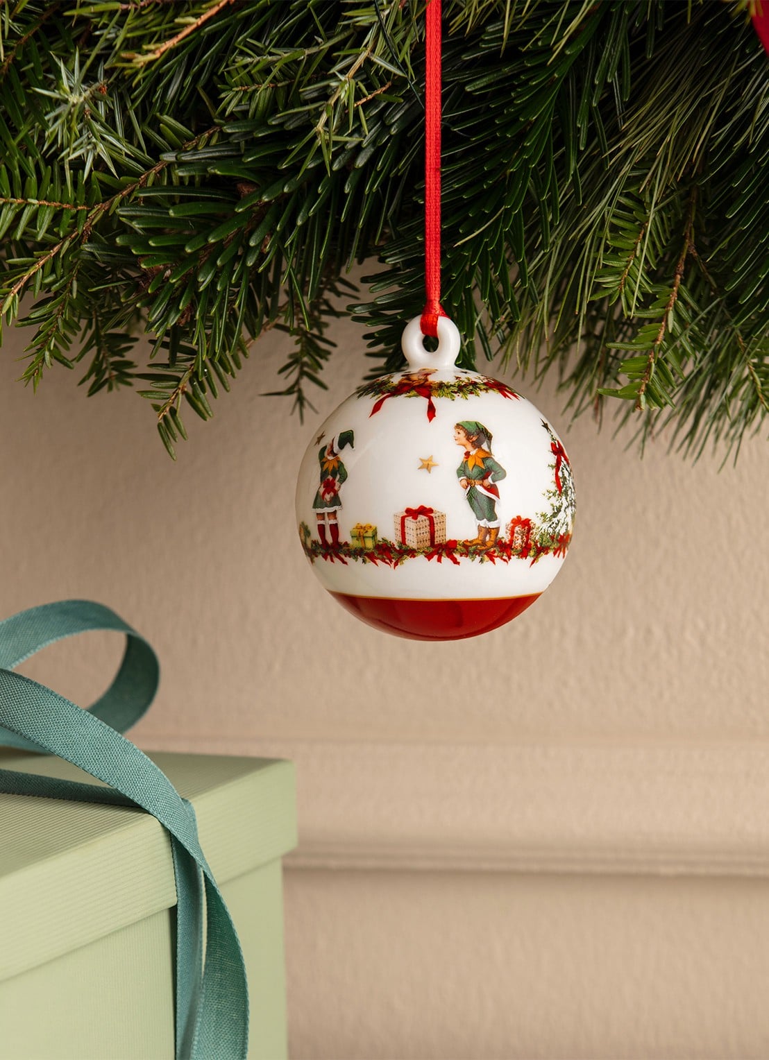 Villeroy & Boch Jaar-bal 2026 kerstbal 7,8 cm - voorkant 2 rood