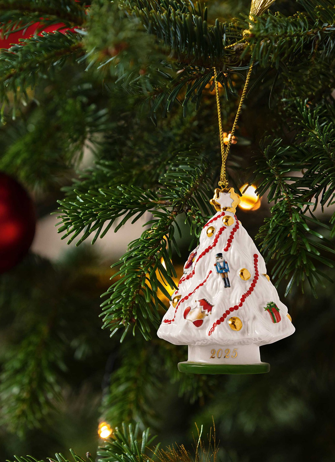 Villeroy & Boch Kerstboom 2025 kersthanger 7,3 cm - detail 3 gebroken wit