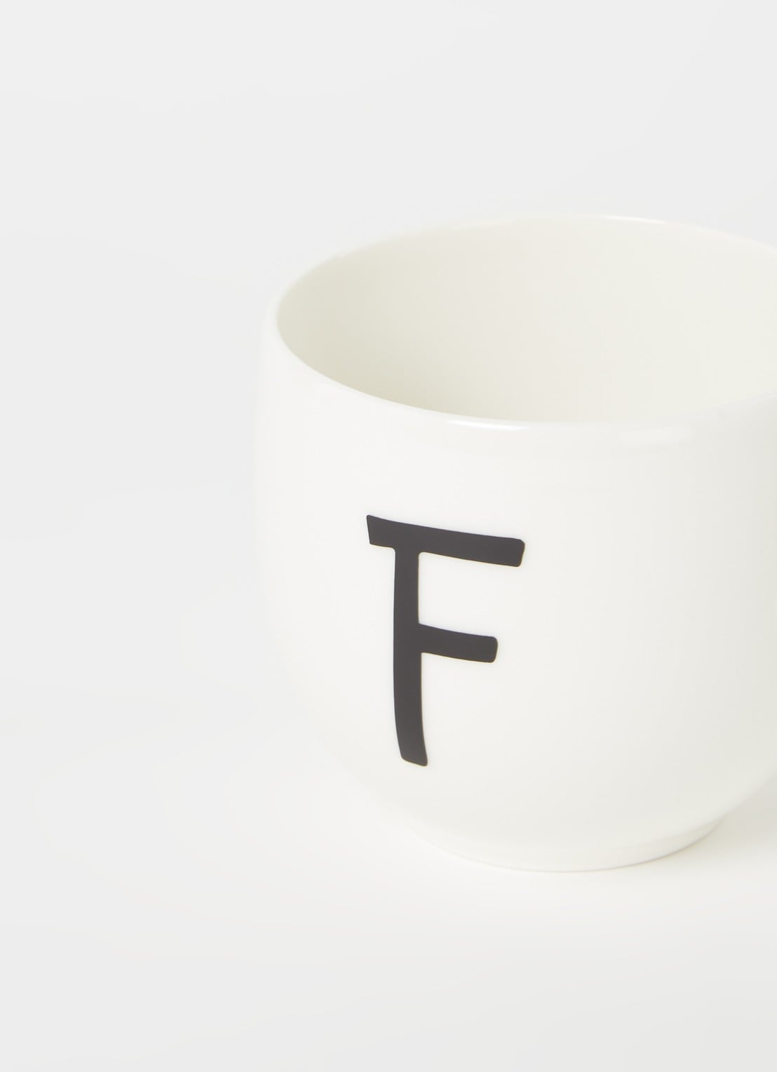 Villeroy & Boch Like Letters F mok 38 cl - detail gebroken wit