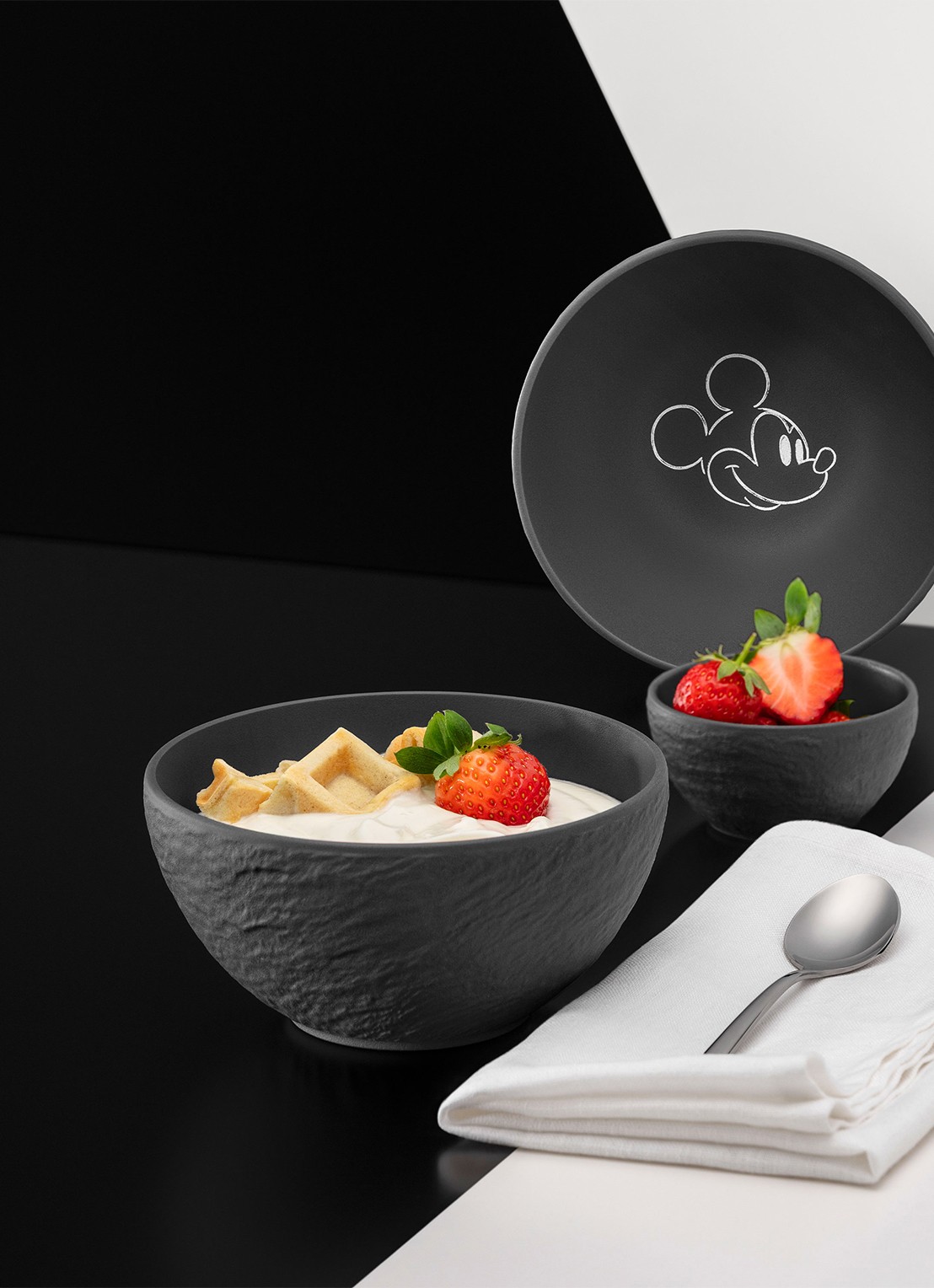 Villeroy & Boch Manufacture Rock - Mickey Mouse dipschaal 8 cm - detail zwart
