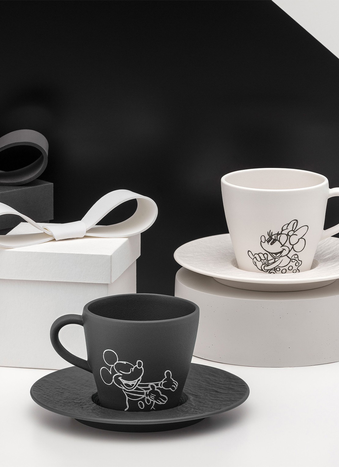 Villeroy & Boch Manufacture Rock - Mickey Mouse koffiekopje met schotel 4-delig - voorkant 2 zwart