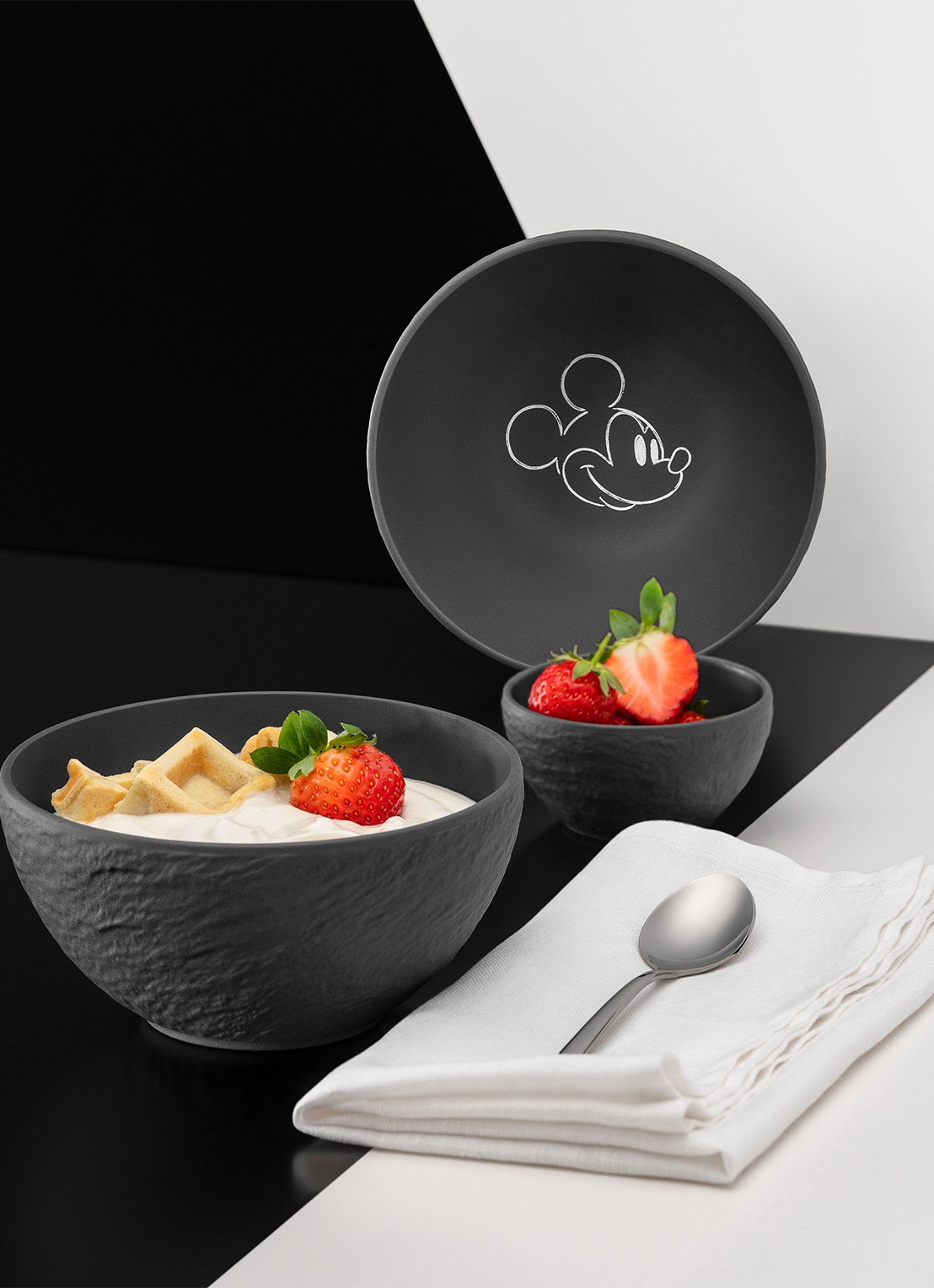 Villeroy & Boch Manufacture Rock - Mickey Mouse kom 14 cm - detail 4 zwart