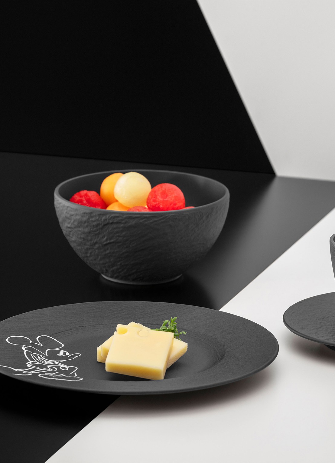 Villeroy & Boch Manufacture Rock - Mickey Mouse ontbijt-/gebaksbordje 22 cm - detail 4 zwart