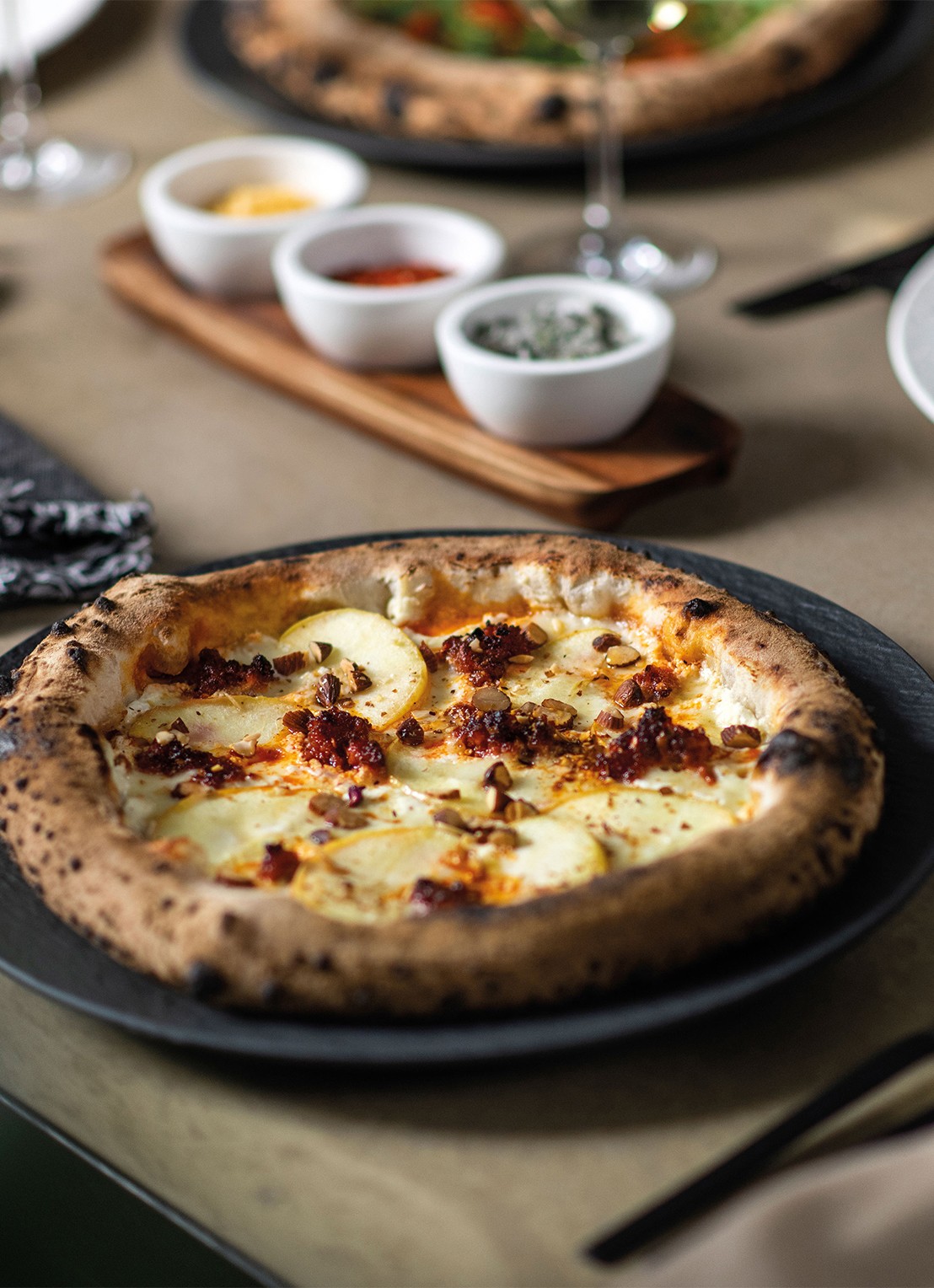 Villeroy & Boch Manufacture Rock pizzabord 32 cm - detail 4 antraciet