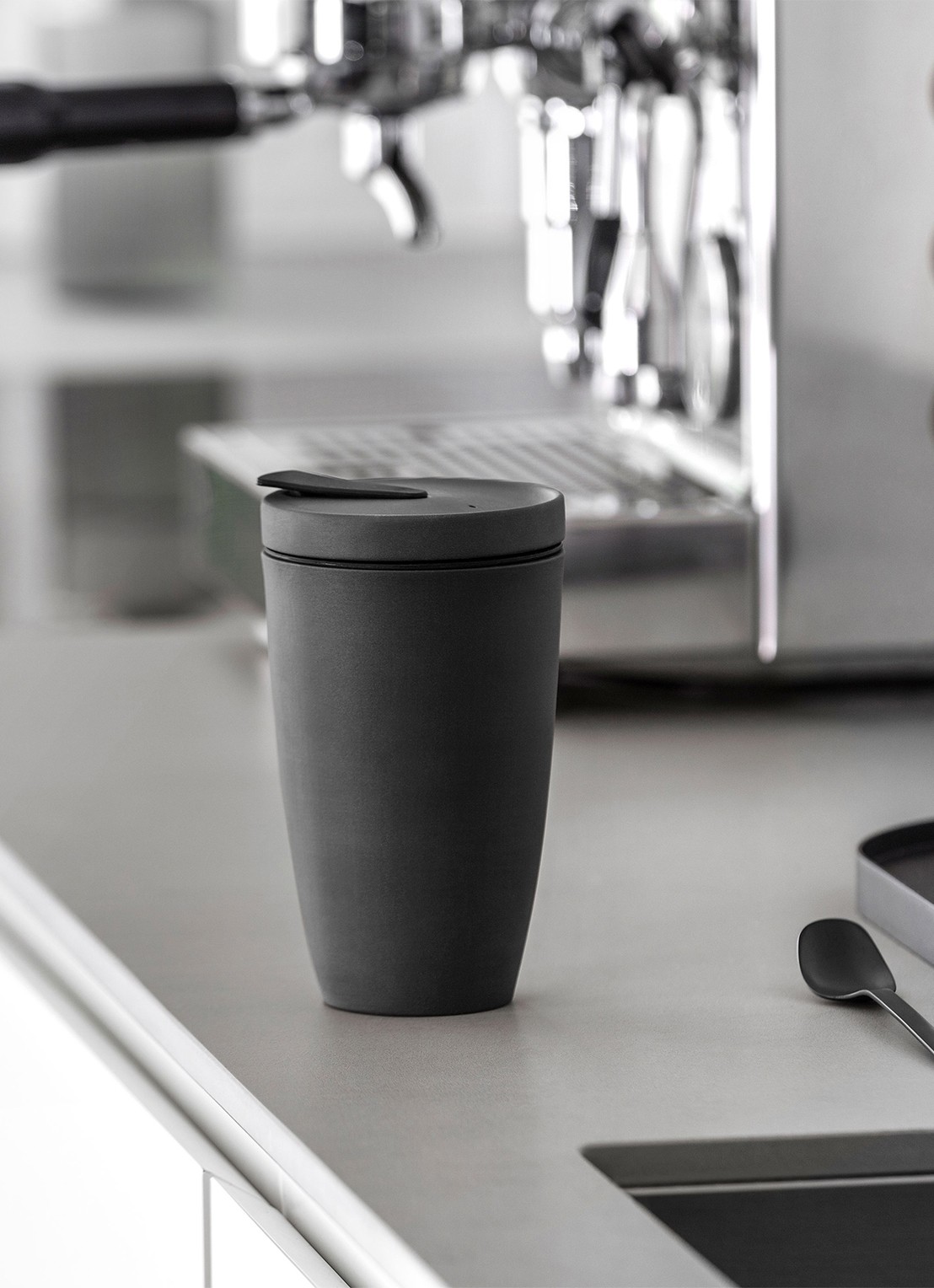 Villeroy & Boch Manufacture Rock To Go koffiebeker 35 cl - achterkant donkergrijs