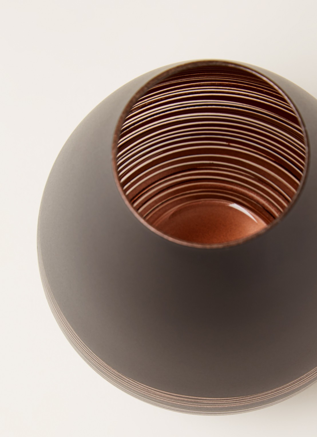 Villeroy & Boch Manufacture Swirl vaas 12 cm - detail donkerbruin