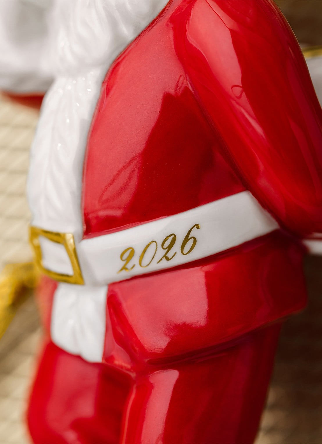 Villeroy & Boch Santa 2026 kersthanger 11 cm - detail 2 rood