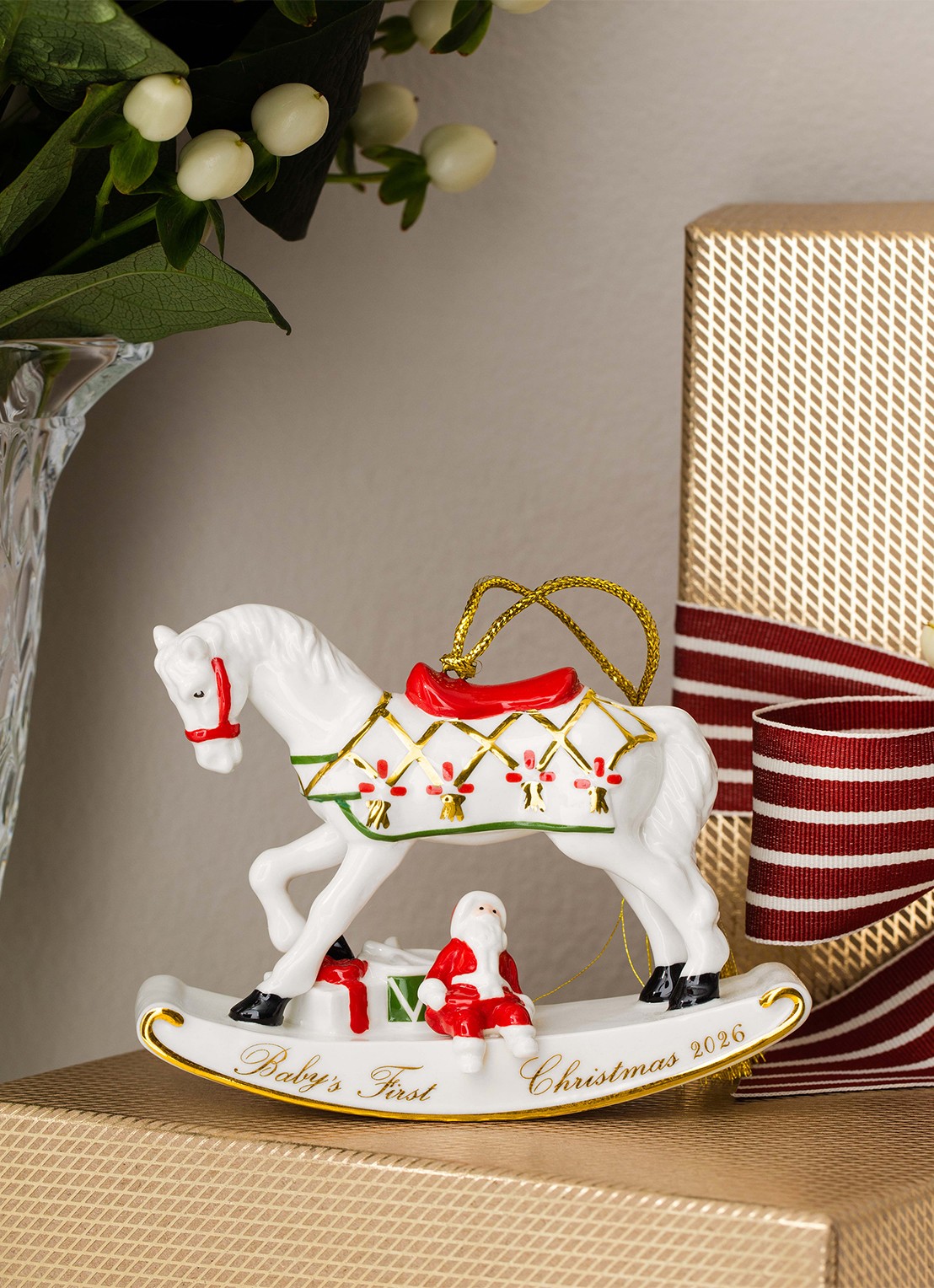 Villeroy & Boch Schommelpaard 2026 kersthanger 8,9 cm - detail 2 rood