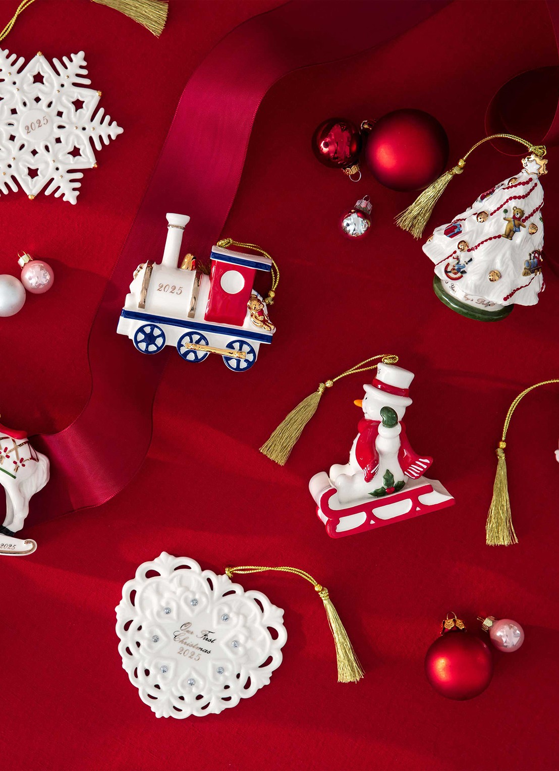 Villeroy & Boch Sneeuwpop 2025 kersthanger 7,6 cm - detail 4 wit