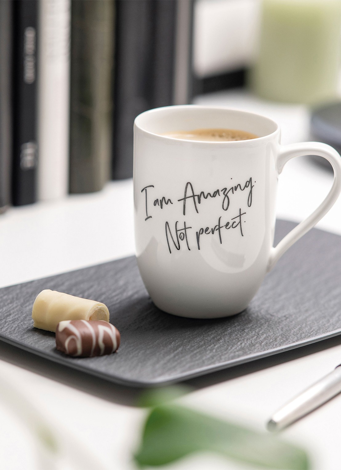 Villeroy & Boch Statement "I'm amazing. Not perfect." kopje 34 cl - achterkant 4 gebroken wit
