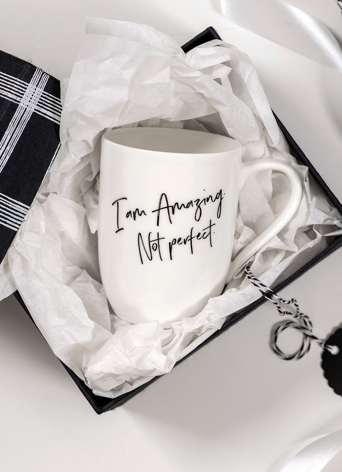 Villeroy & Boch Statement "I'm amazing. Not perfect." kopje 34 cl - voorkant 2 gebroken wit