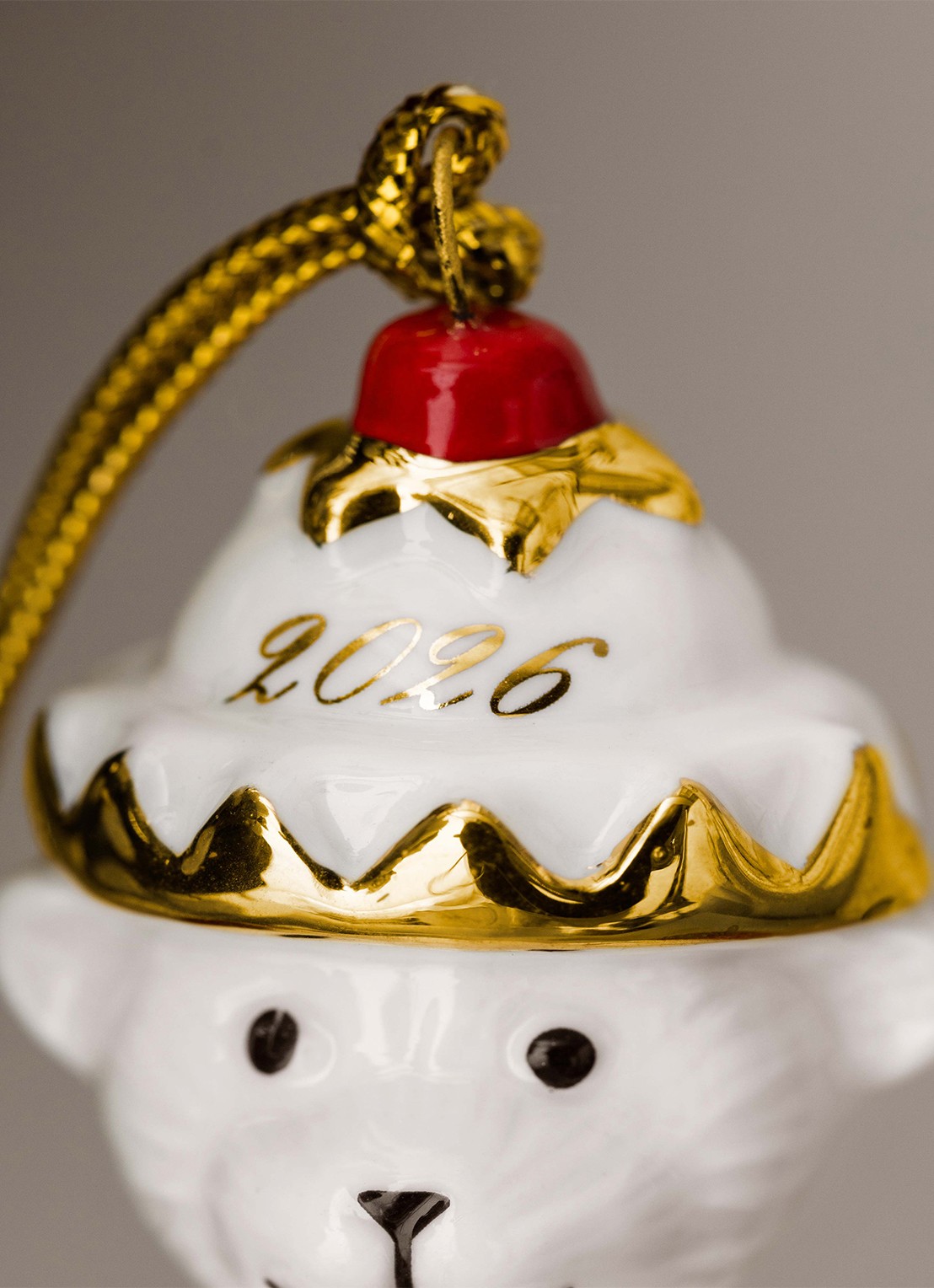 Villeroy & Boch Teddy Notenkraker 2026 kersthanger 11,4 cm - detail 4 rood