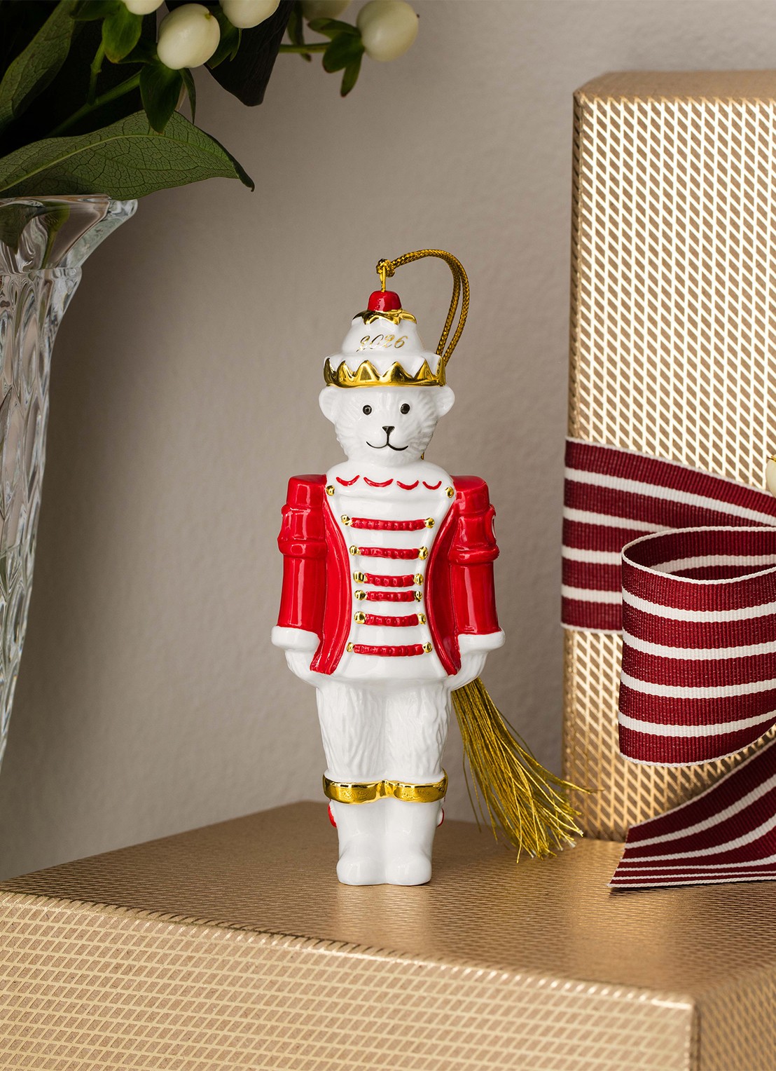 Villeroy & Boch Teddy Notenkraker 2026 kersthanger 11,4 cm - detail 5 rood