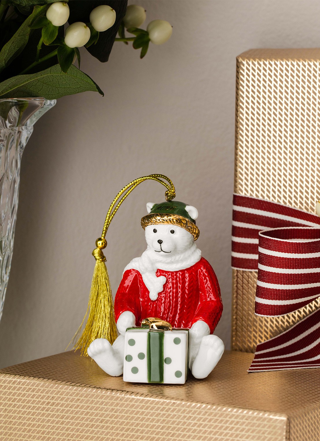 Villeroy & Boch Teddybeer 2026 kersthanger 8 cm - detail 4 rood