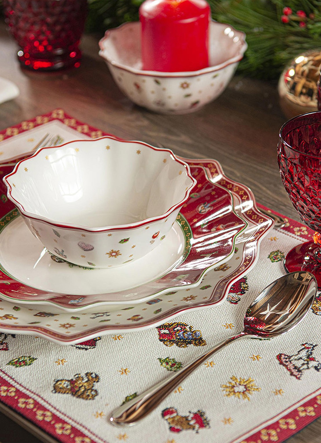 Villeroy & Boch Toy's Delight Kerst dinerbord 24 cm - achterkant 6 steenrood