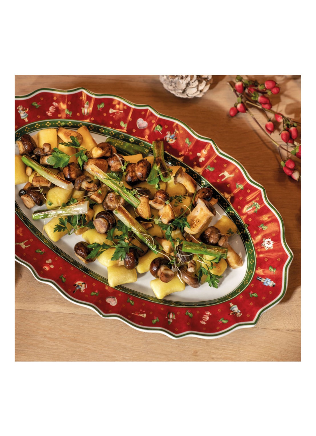Villeroy & Boch Toy's Delight Kerst serveerschaal 37 cm - detail 2 steenrood