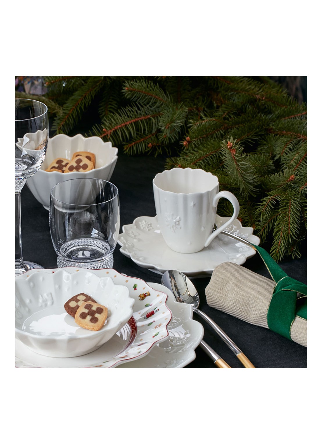 Villeroy & Boch Toy's Delight Royal Classic Kerst gebaksbordje 19 cm - detail 2 gebroken wit