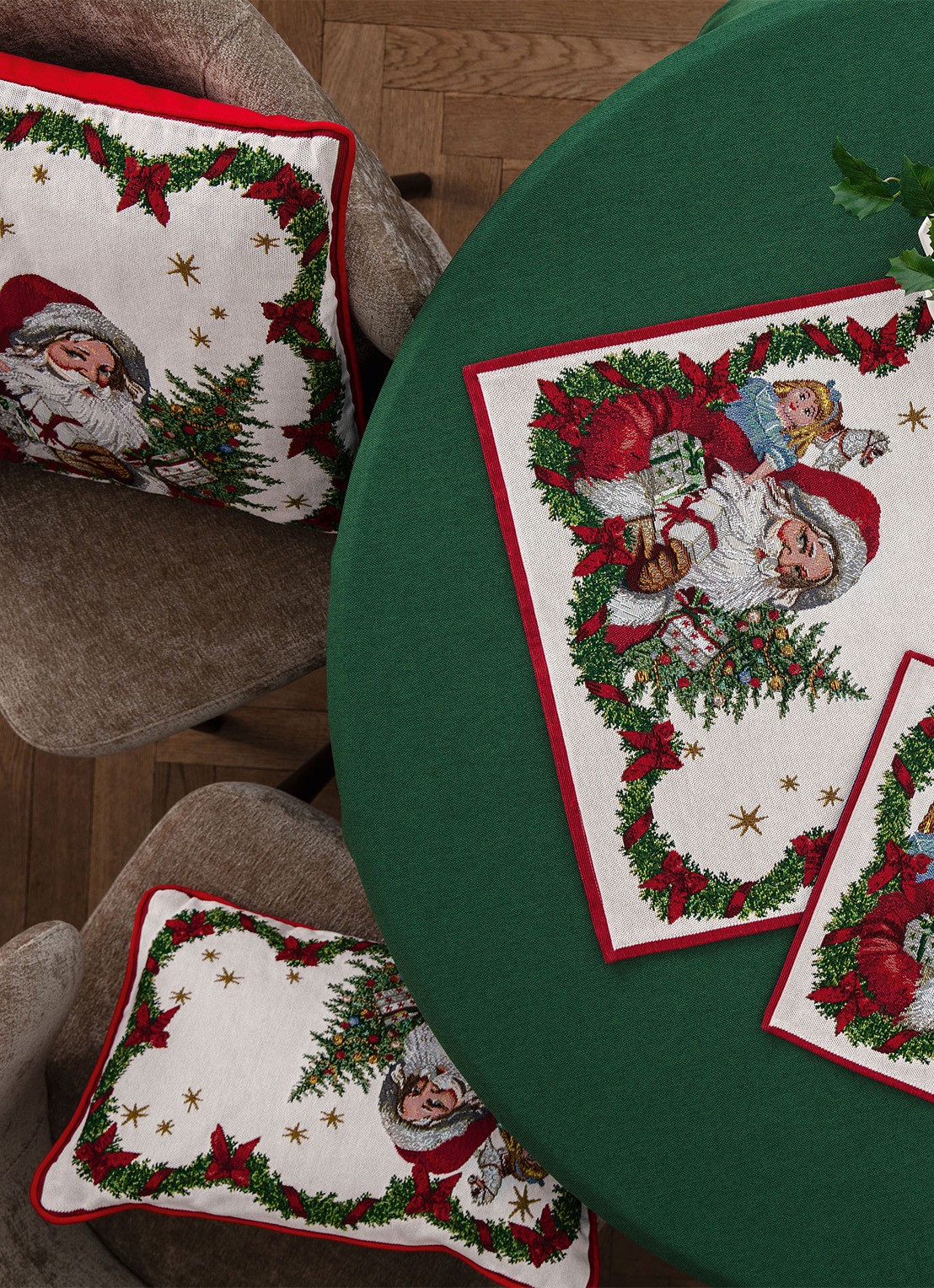 Villeroy & Boch Toy's Fantasy Santa sierkussen 45 x 45 cm - voorkant 4 rood