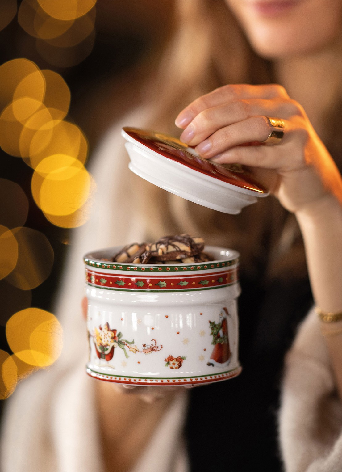 Villeroy & Boch Winter Bakery Delight Kerst snoeppot 11 cm - detail 4 steenrood