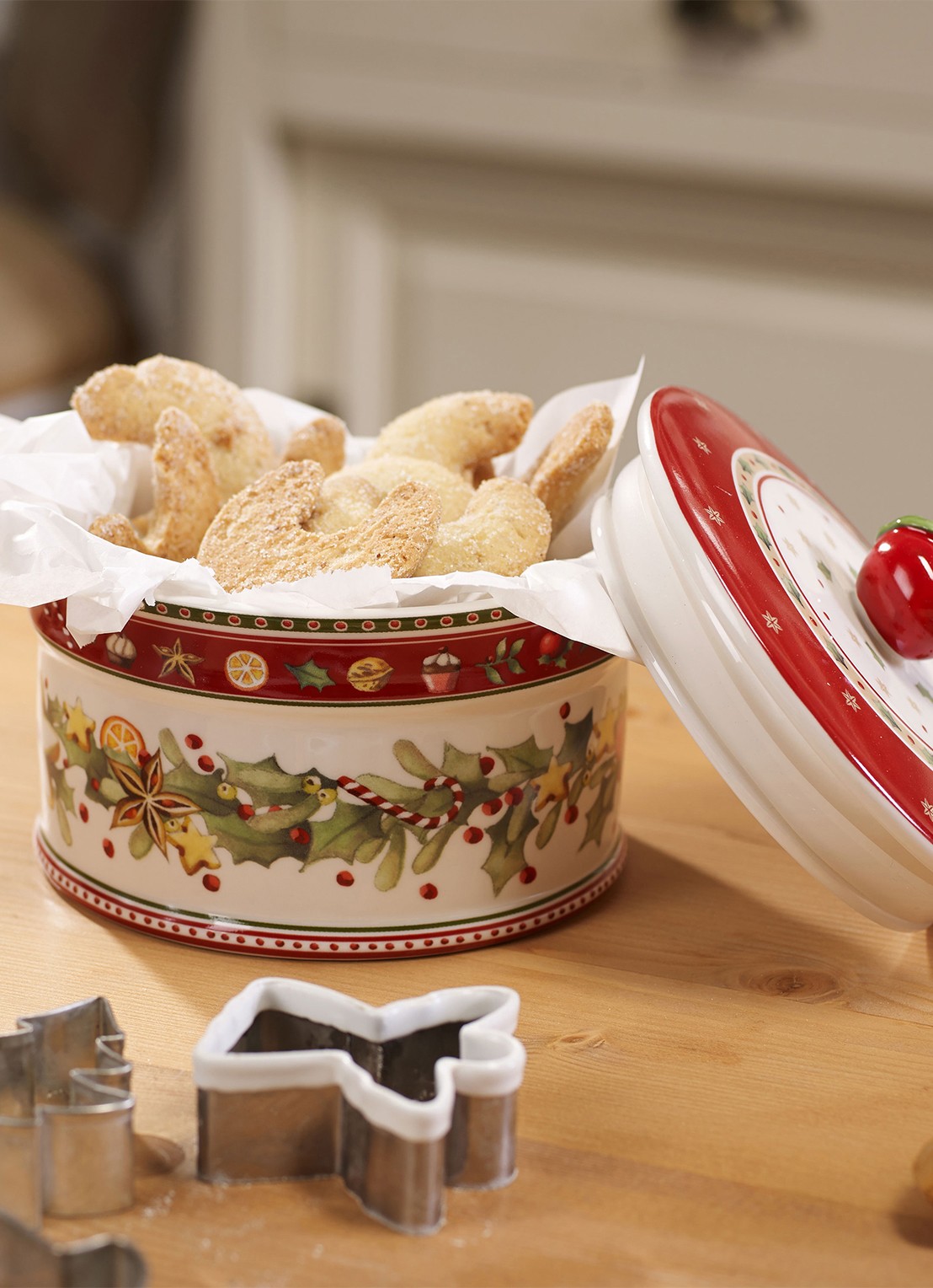 Villeroy & Boch Winter Bakery Delight Kerst snoeppot 13,5 cm - detail 2 steenrood