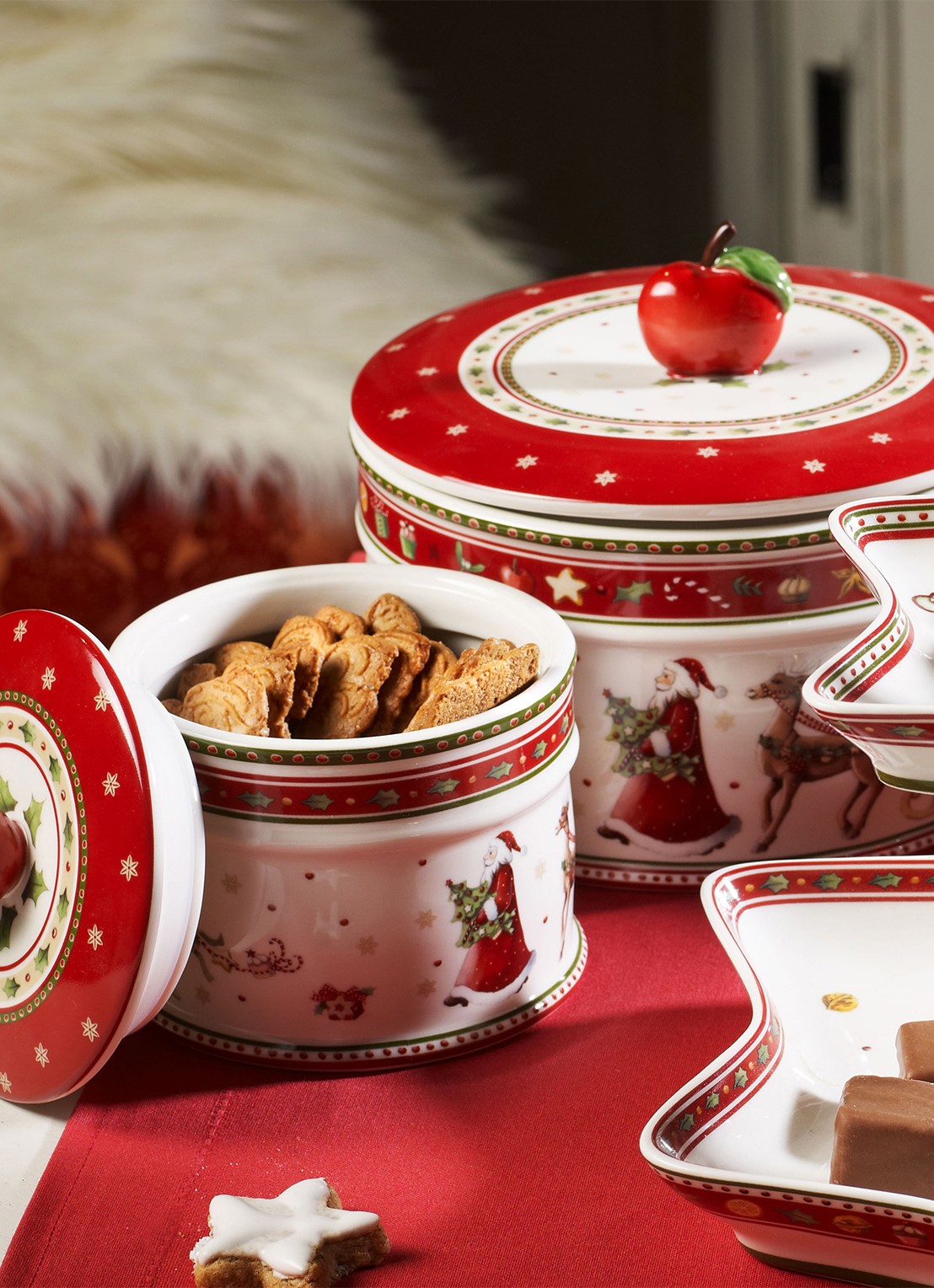 Villeroy & Boch Winter Bakery Delight Kerst snoeppot 17 cm - achterkant steenrood