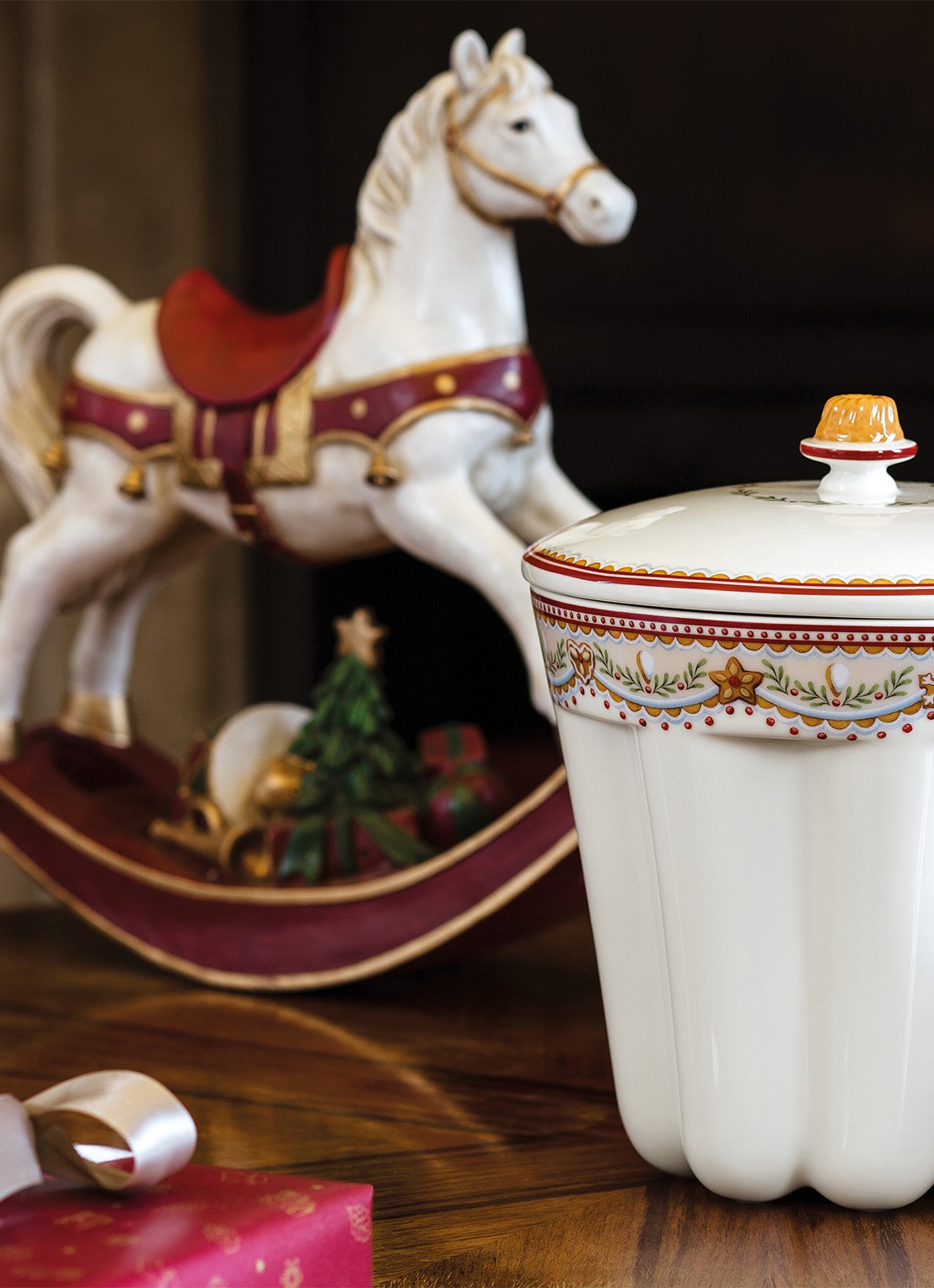 Villeroy & Boch Winter Collage schommelpaard 32,8 cm - detail 3 rood