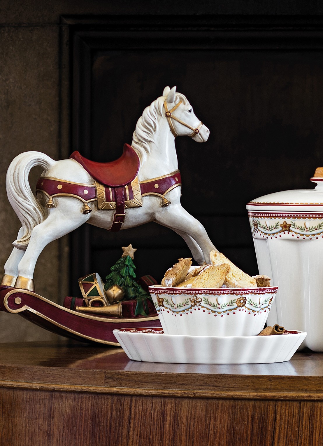 Villeroy & Boch Winter Collage schommelpaard 32,8 cm - voorkant 2 rood