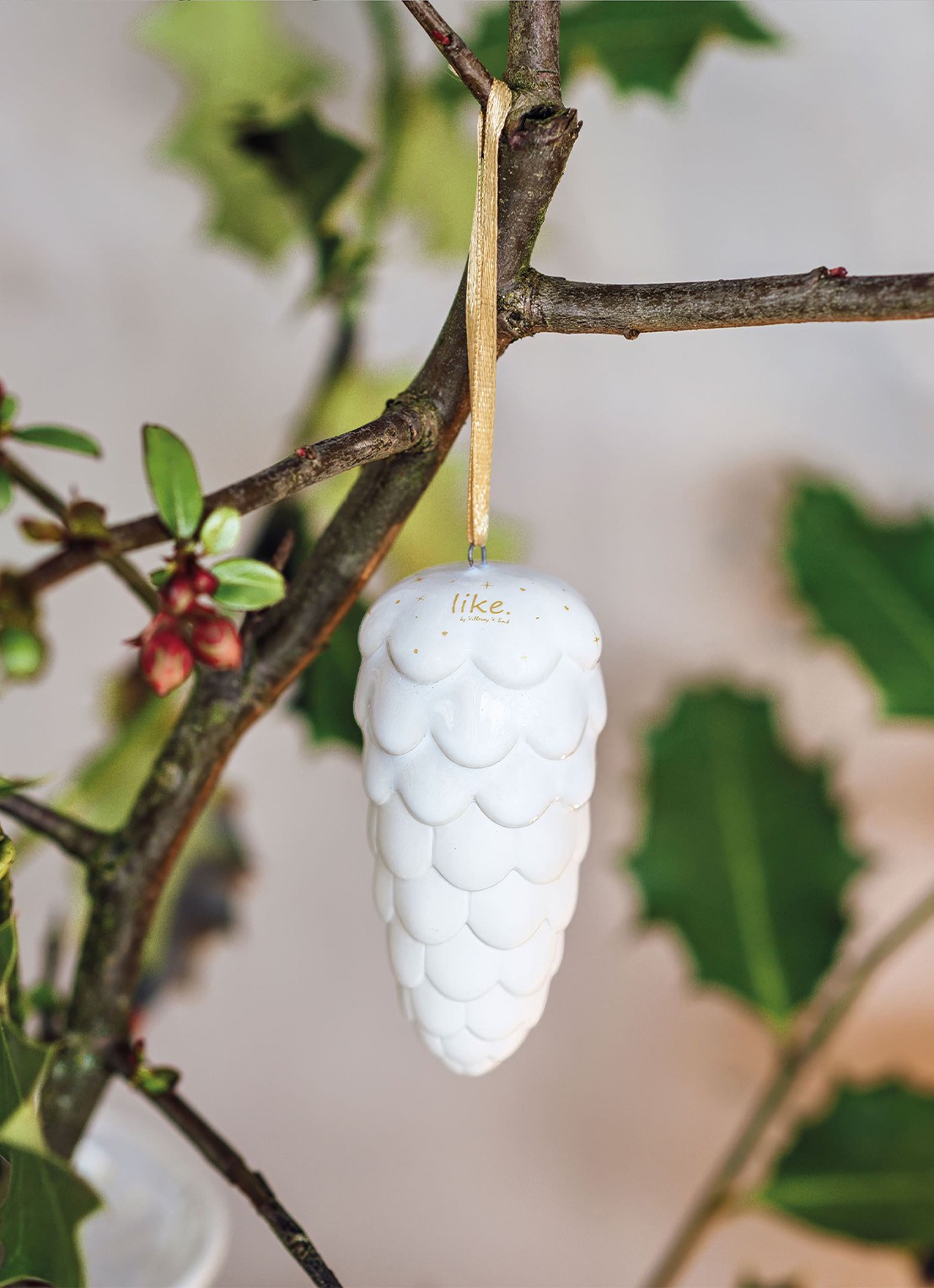 Villeroy & Boch Winter Glow dennenappel kersthanger 9 cm - voorkant 2 beige