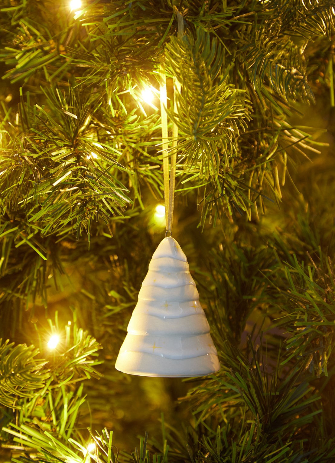 Villeroy & Boch Winter Glow Dennenboom kersthanger 7,5 cm - voorkant 2 gebroken wit