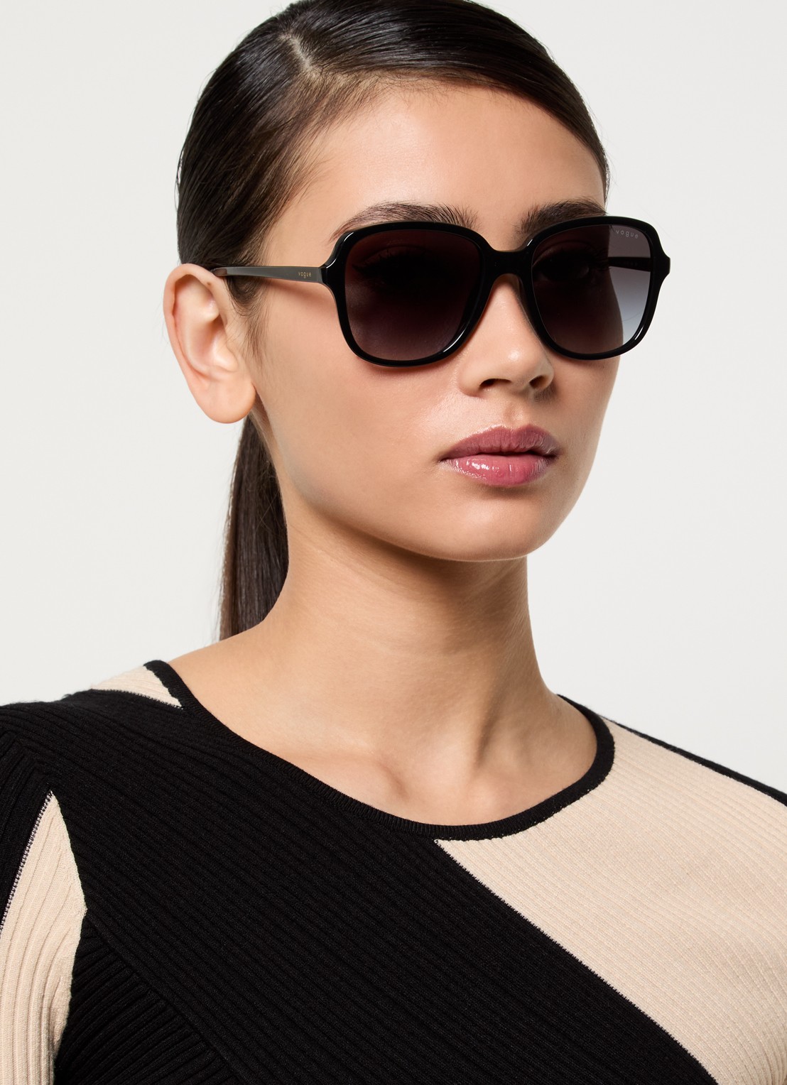 VOGUE Butterfly zonnebril VO5601S - voorkant 5 zwart