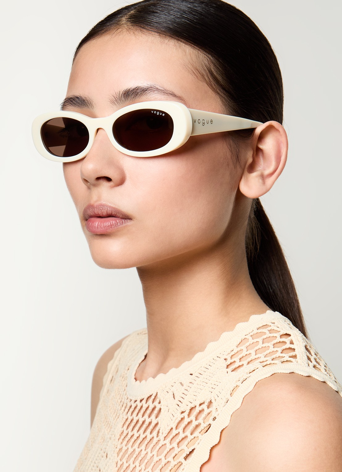 Vogue Retro zonnebril VO5582S - voorkant 5 ivoor