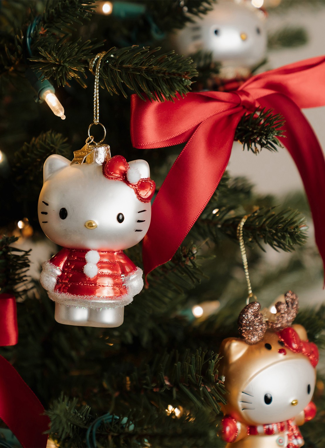 Vondels Hello Kitty in kerstjurk kersthanger 9 cm - detail 6 rood