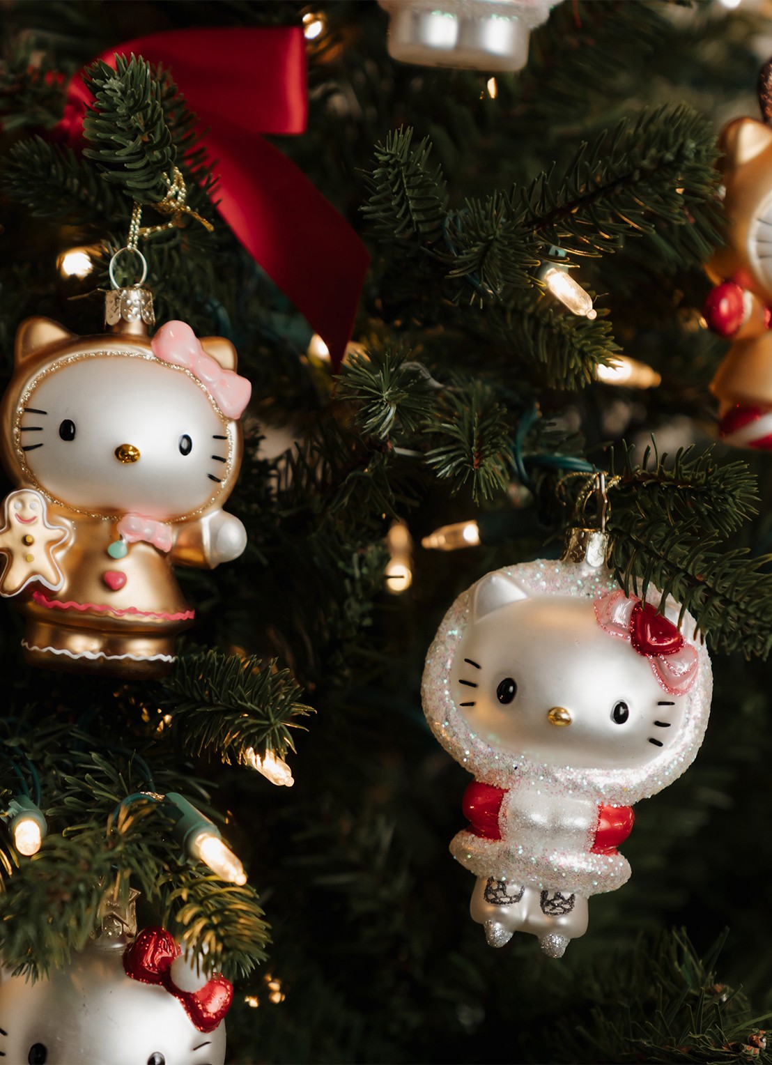 Vondels Hello Kitty schaatsen kersthanger 9,5 cm - voorkant 4 rood