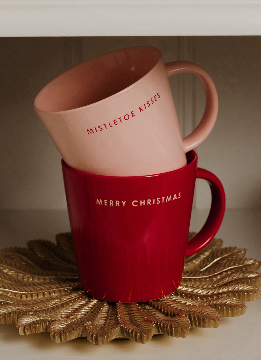 Vondels Mistletoe Kisses kerstmok 500 ml - voorkant 2 roze