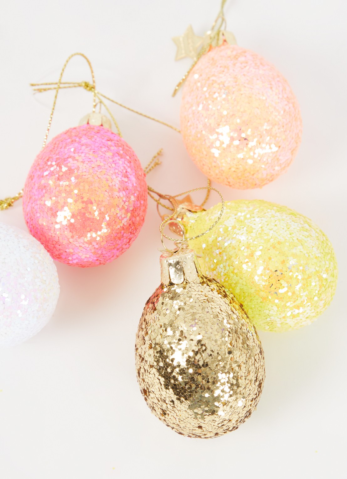Vondels Paasei met glitter paasornament 6 cm set van 5 - voorkant 2 multicolor