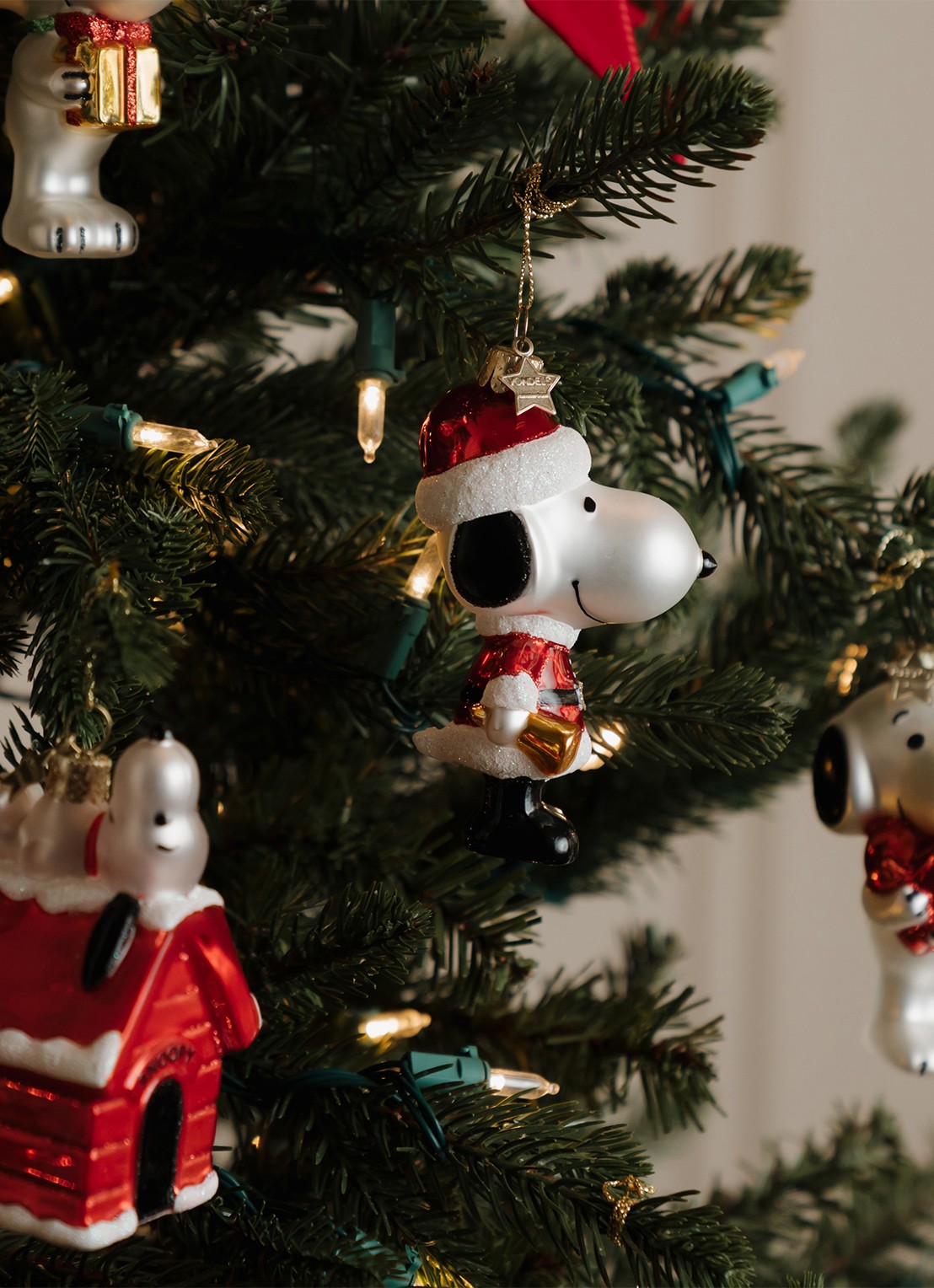 Vondels Snoopy Liggend Op Hondenhok kersthanger 10 cm - detail 8 rood