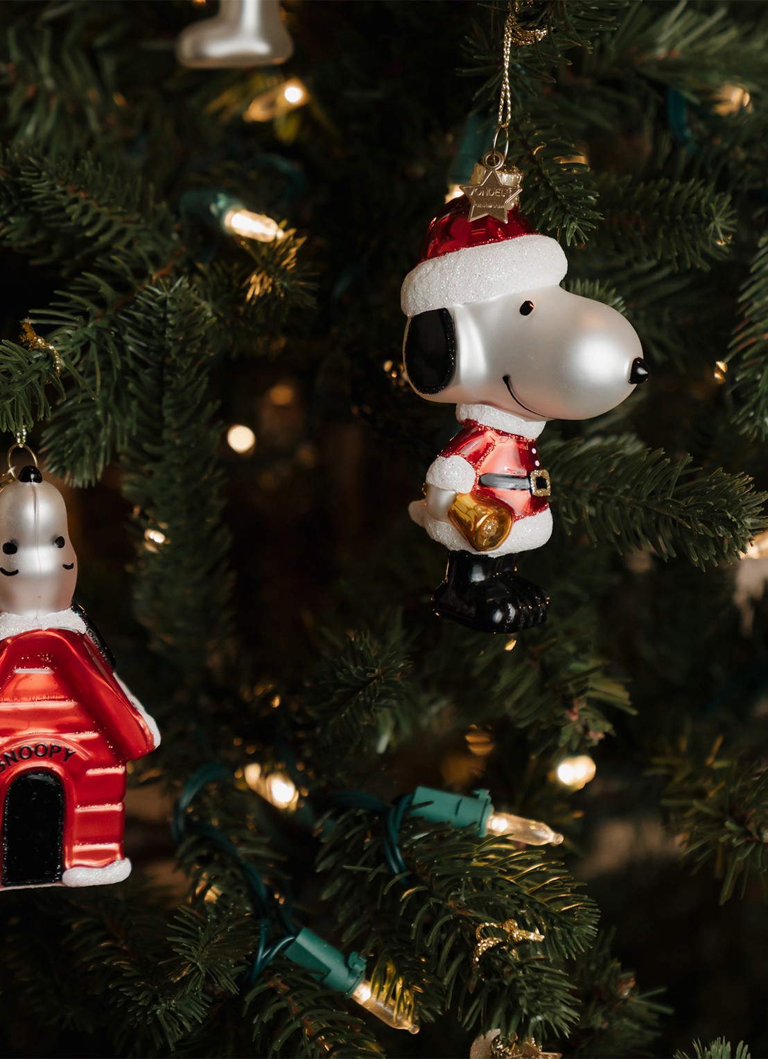Vondels Snoopy Liggend Op Hondenhok kersthanger 10 cm - voorkant 2 rood
