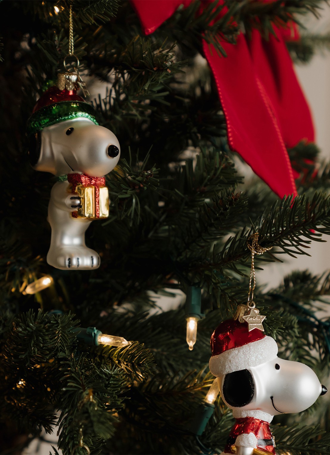 Vondels Snoopy Met Cadeau kersthanger 10,5 cm  - voorkant 2 wit