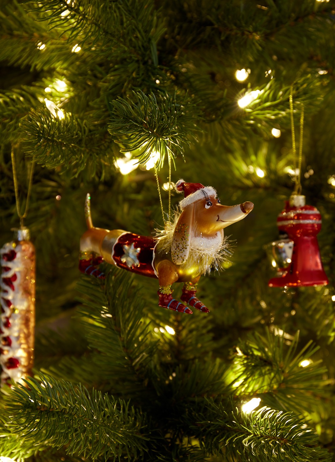 Vondels Teckel Met Kerstmuts kersthanger 9,5 cm - voorkant 3 lichtbruin