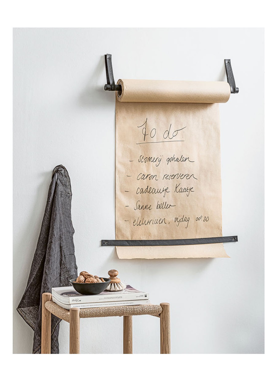 vtwonen Wandrolhouder met papieren rol 6 x 63 cm - voorkant 2 zwart
