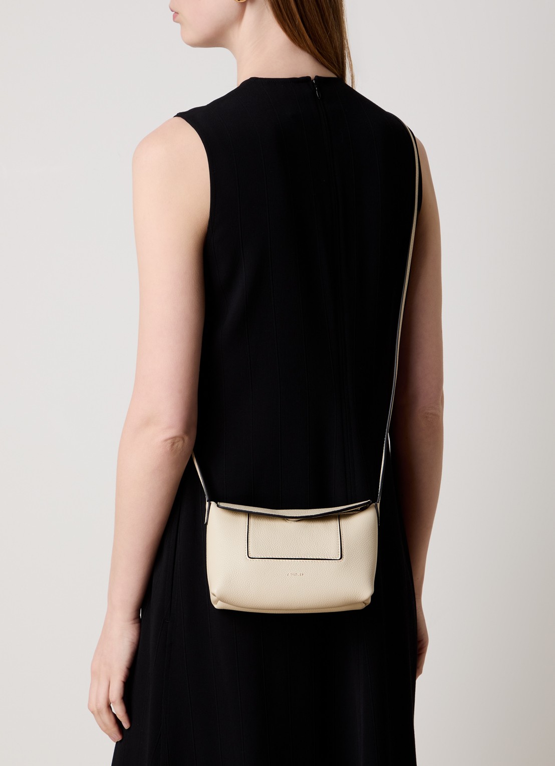 Wandler Penelope Slouch schoudertas van kalfsleer - voorkant 2 creme
