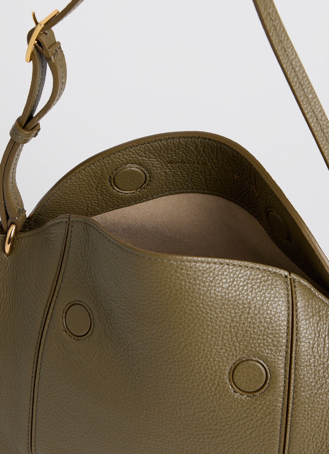Wandler Penelope Slouch schoudertas van kalfsleer - detail 2 olijfgroen