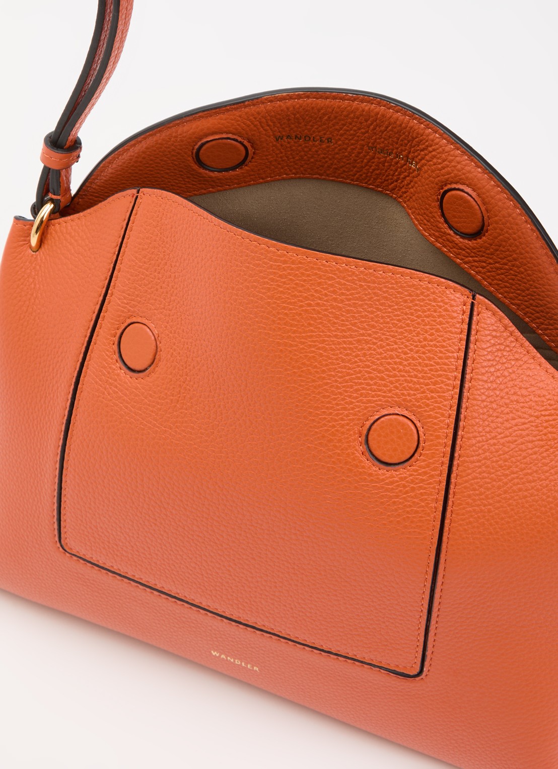Wandler Penelope Slouch schoudertas van kalfsleer - detail oranje