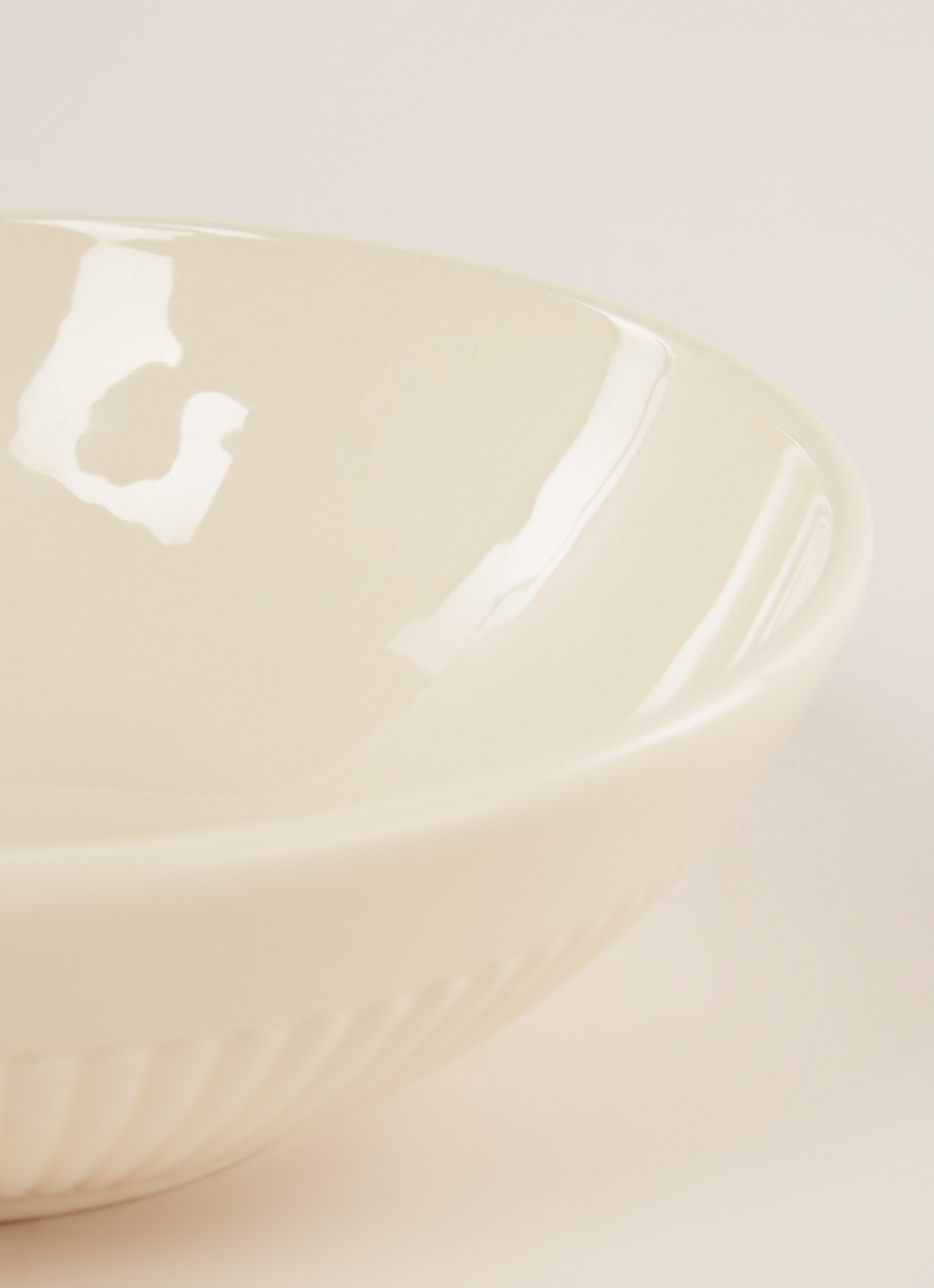 Wedgwood Edme kom 18 cm  - detail gebroken wit