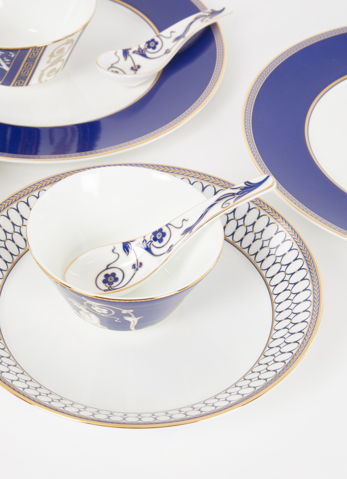 Wedgwood Renaissance Gold serviesset 8-delig - voorkant 2 donkerblauw