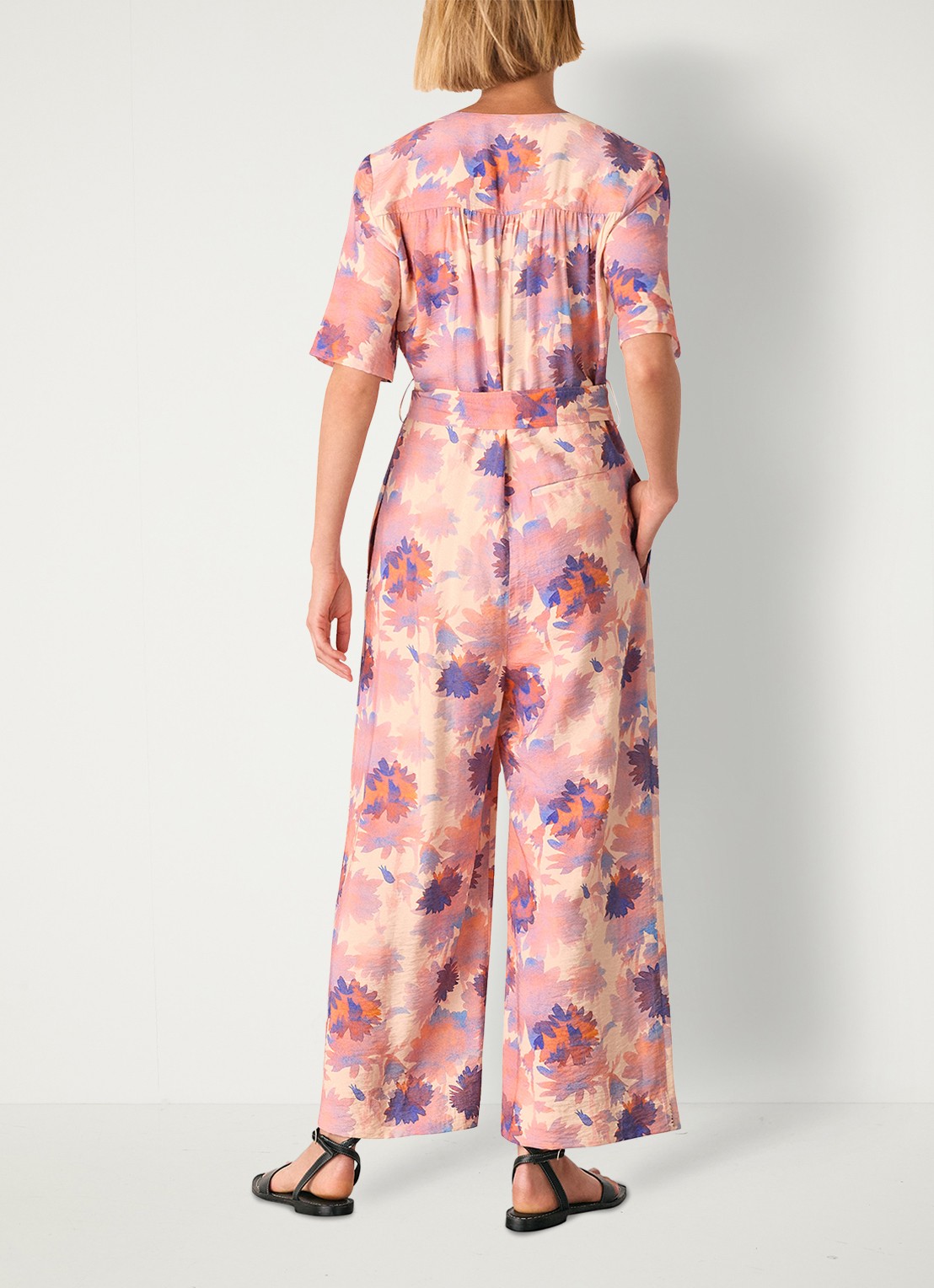 Whistles Floral loose fit jumpsuit met print en ceintuur - achterkant roze