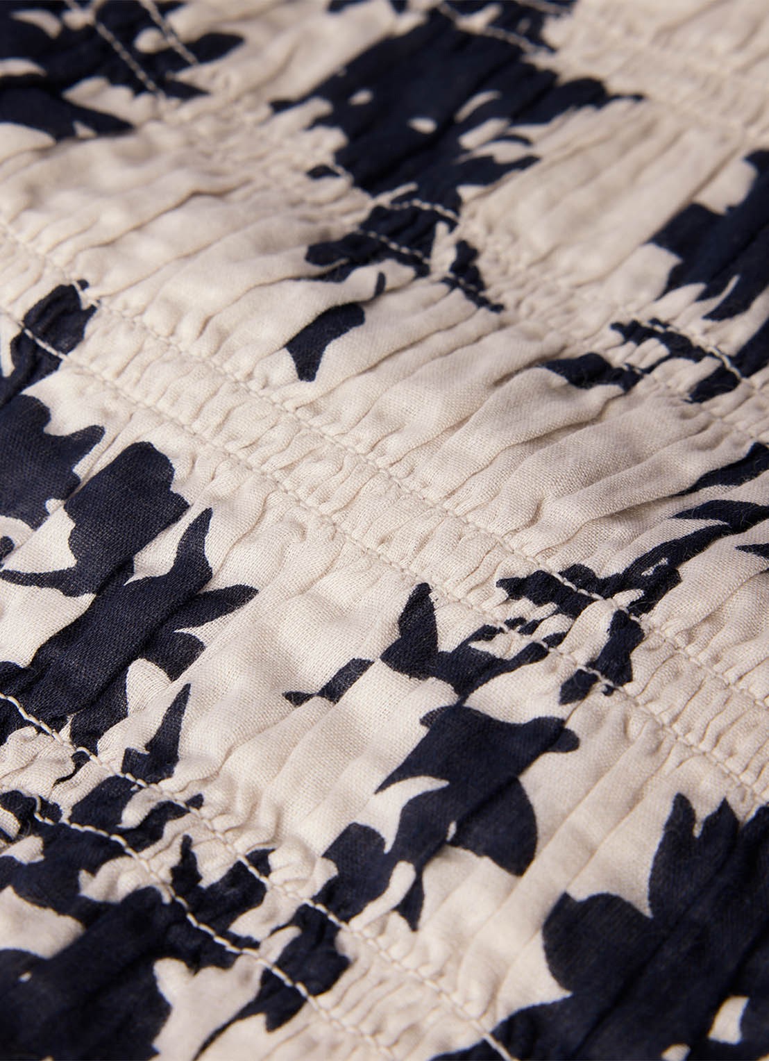 Whistles Shadow Floral blouse met bloemenprint en smockwerk - detail 4 ivoor
