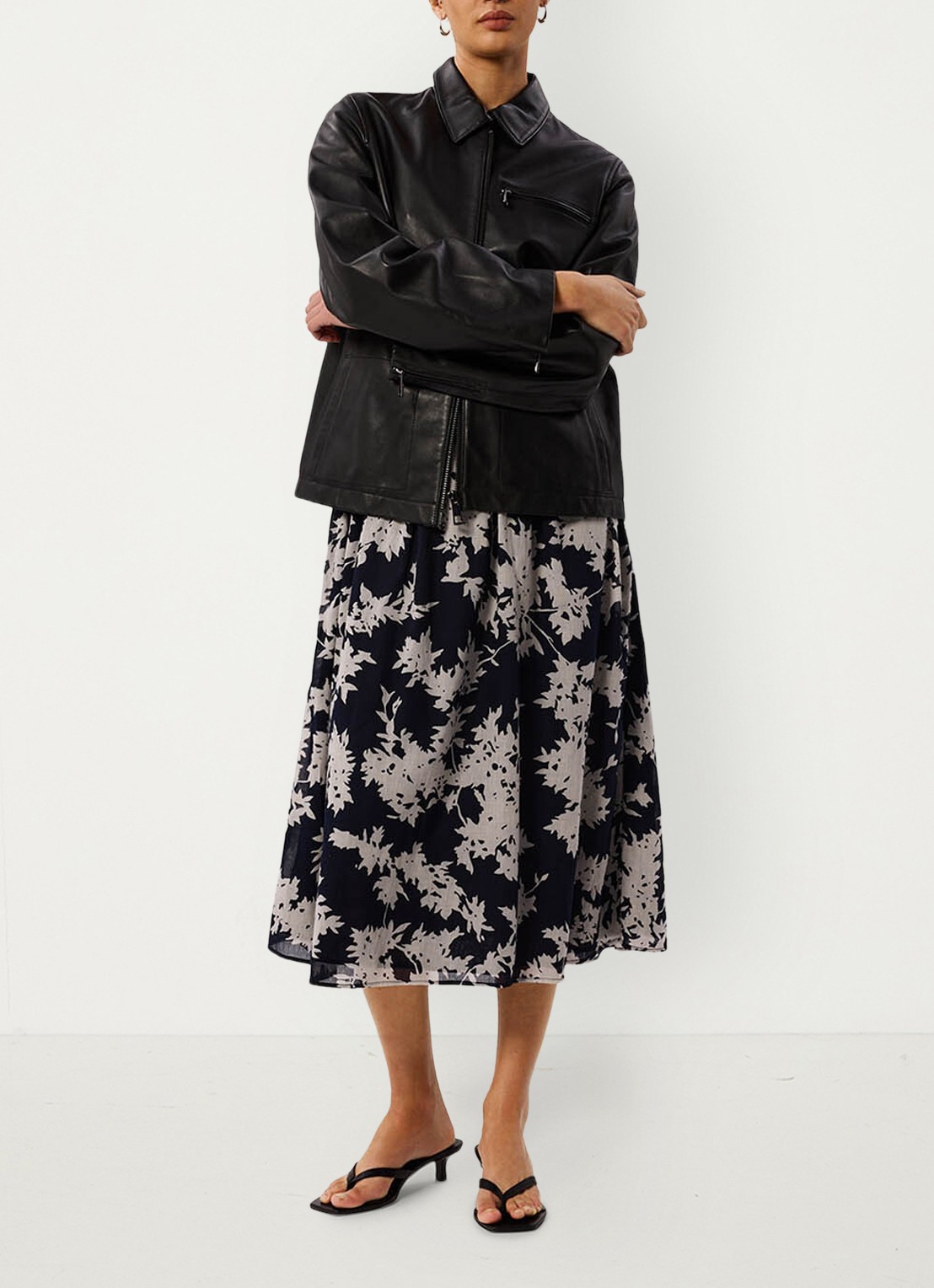 Whistles Shadow Floral midi jurk met bloemenprint en smockwerk - detail 4 ivoor